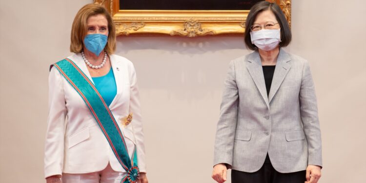 03 August 2022, Taiwan, Taipei City: US House Speaker Nancy Pelosi (L) and Taiwan's President Tsai Ing-wen (R) pose for a photo following their meeting at the Presidential Palace in Taipei City. Pelosi arrived in Taiwan on Tuesday despite stern warnings from Beijing, making her the highest-level US official to visit the island in 25 years. Photo: -/Taiwan Presidential Palace Via ZUMA Press Wire/dpa
-/Taiwan Presidential Palace Via / DPA
03/8/2022 ONLY FOR USE IN SPAIN