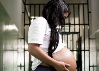 Un fallo prohíbe que las mujeres embarazadas presas sean esposadas durante el parto