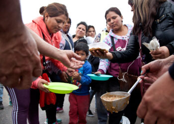 Feminización del trabajo comunitario