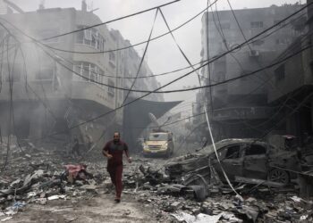 ¿Por la tierra santa o por el santo dinero?