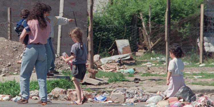 Télam Buenos Aires 11/07/05
Los ambientes contaminados inciden fuertemente en el desarrollo de diarreas infantiles que entre los lactantes pueden ser fatales.
Foto: Télam/Archivo/aa