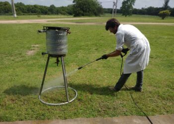 La UNRC impulsa la producción de repelente para combatir el dengue