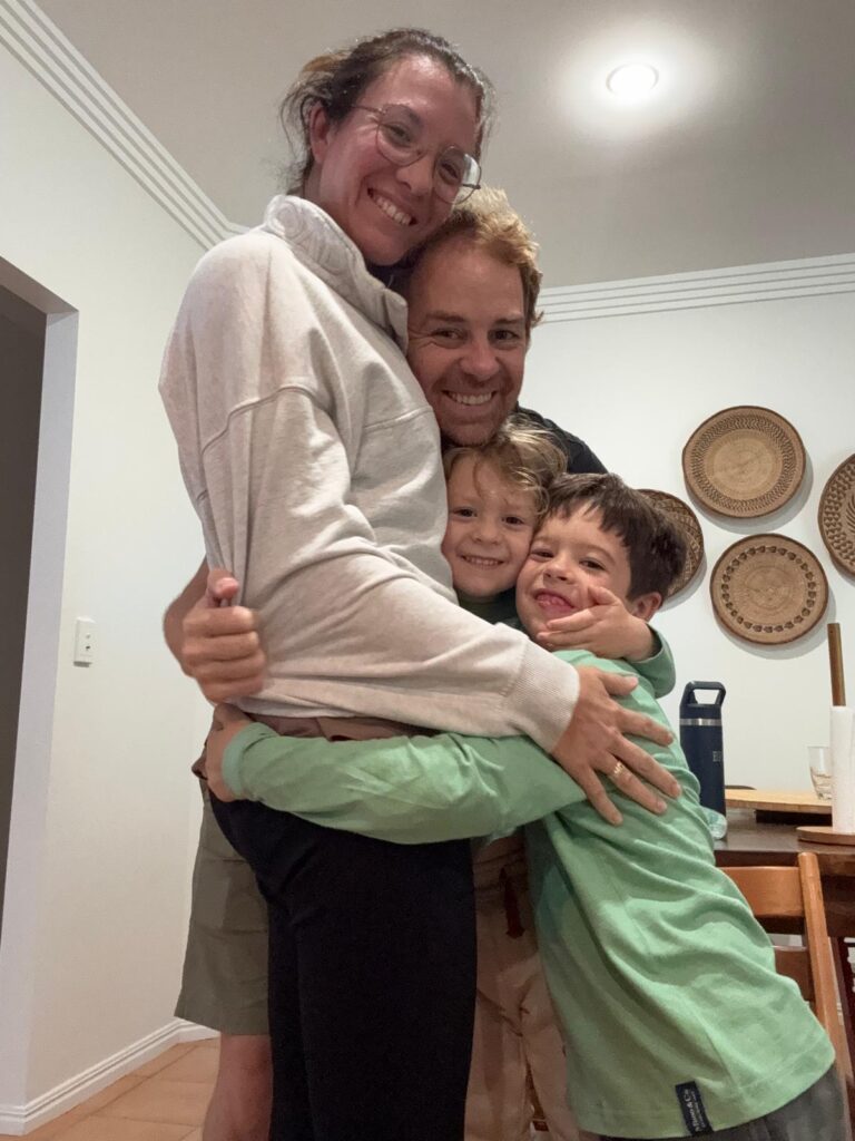 Nacho y Ceci, junto a sus hijos Bruno y Borja.