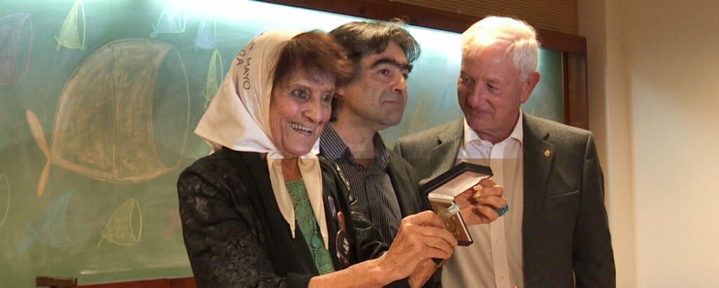 Entrega distinción Doctor Honoris Causa a Taty Almeida, año 2017. Entregado por el  Rector de la UNC Hugo Juri y el decano de la Facultad de Filosofía y Humanidades, Diego Tatián